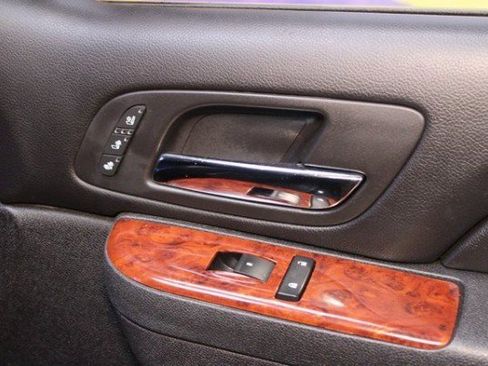 Used 2013 Chevrolet Avalanche LTZ image 9