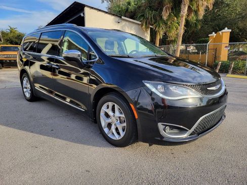Used 2020 Chrysler Pacifica Limited FWD image 3