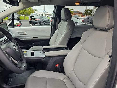 Used 2025 Toyota Sienna XLE image 11