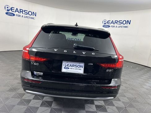 Used 2025 Volvo V60 B5 Cross Country Plus image 7