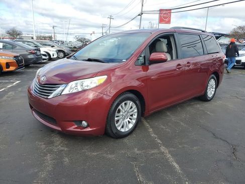 Used 2014 Toyota Sienna XLE image 2