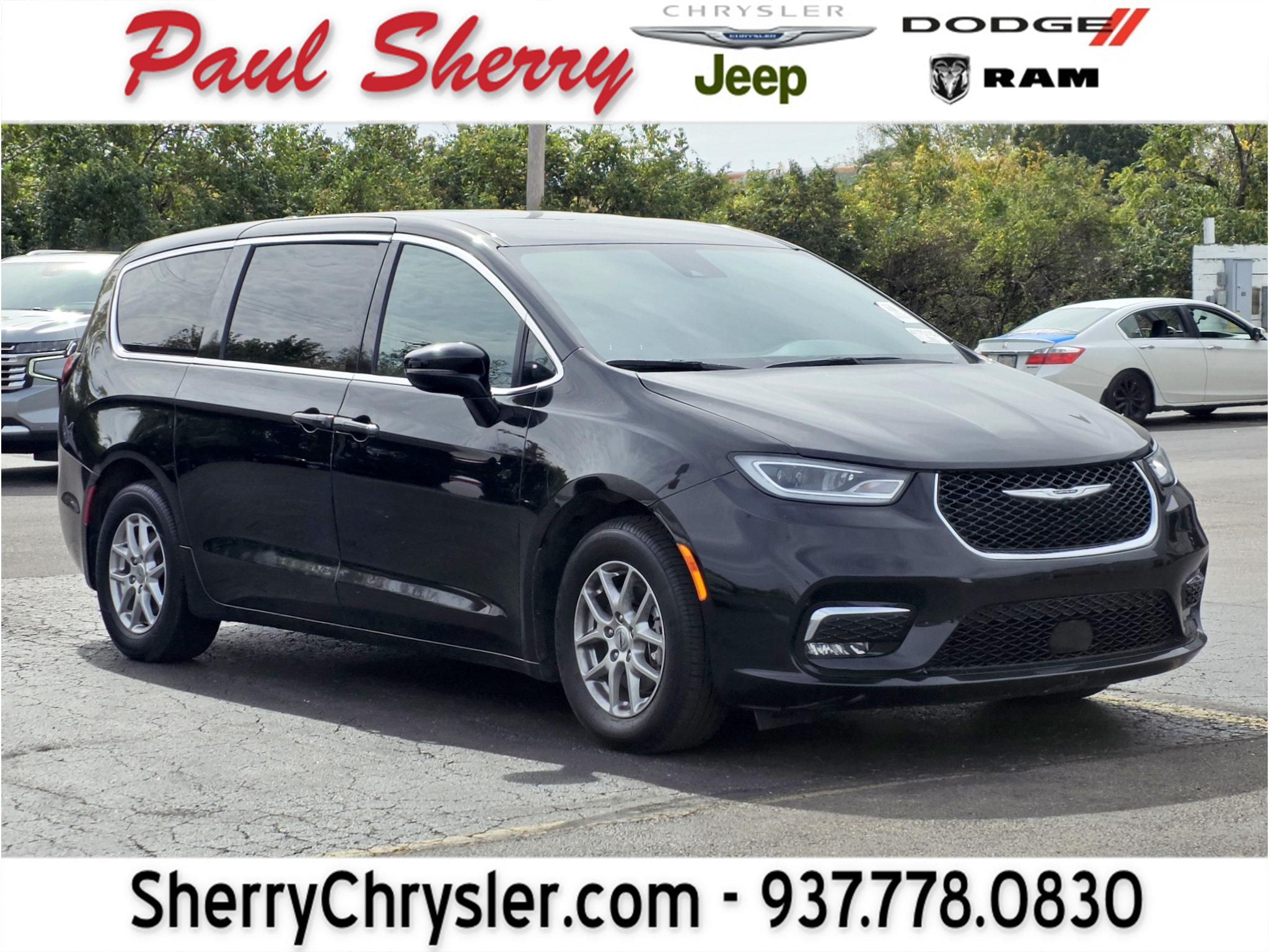 Used 2025 Chrysler Pacifica Select FWD image 1