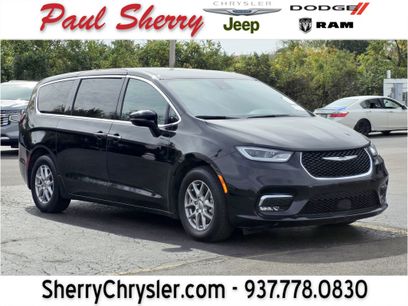 Used 2025 Chrysler Pacifica Select