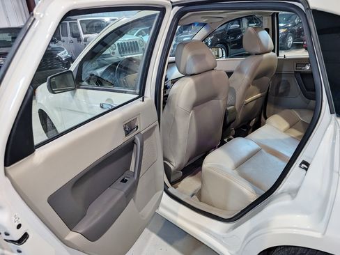 Used 2010 Ford Focus SEL image 17