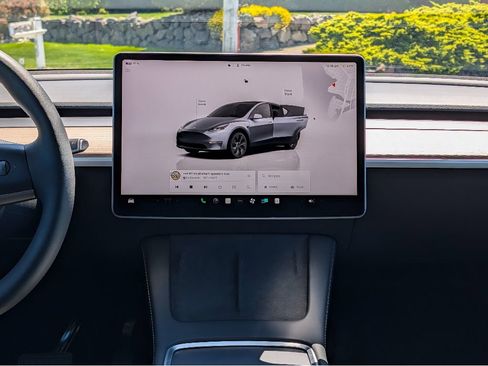 Used 2024 Tesla Model Y Long Range AWD/4WD image 21