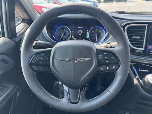 Used 2023 Chrysler Pacifica Touring-L w/ S Appearance Package AWD/4WD image 12