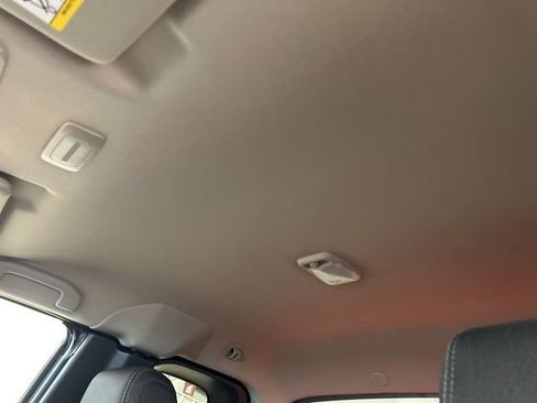 Used 2025 Nissan Frontier SV image 15