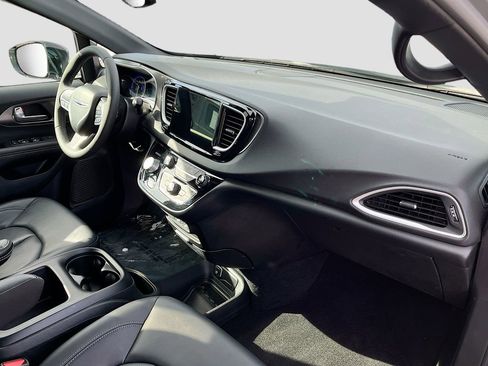 Used 2025 Chrysler Pacifica Select image 28