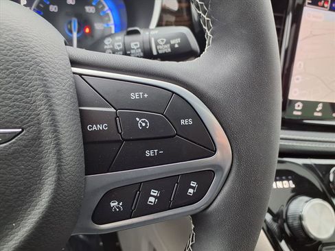 Used 2024 Chrysler Pacifica Limited image 13