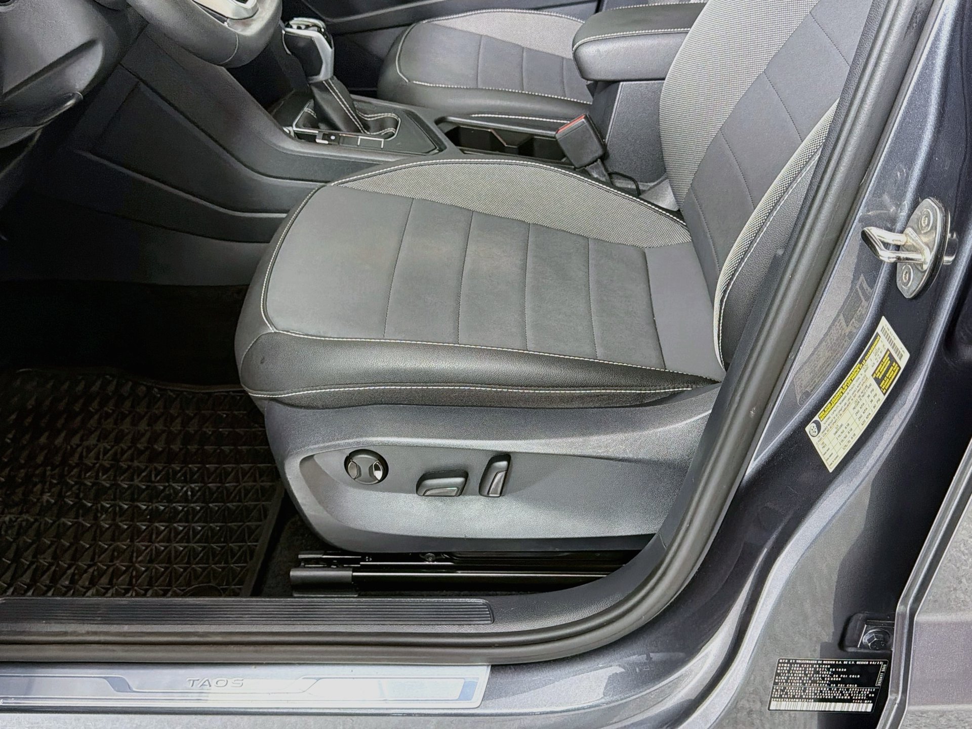 Certified 2023 Volkswagen Taos SE FWD image 18