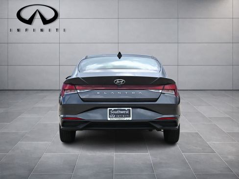 Used 2021 Hyundai Elantra SE FWD image 6