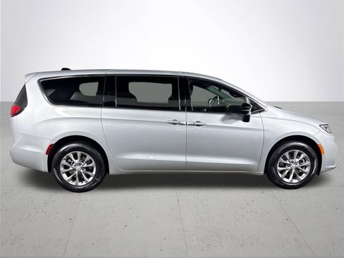 New 2026 Chrysler Pacifica Limited image 5