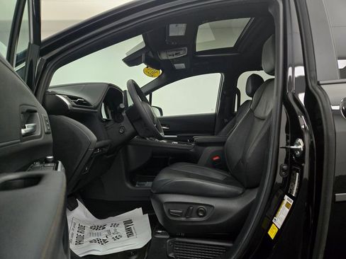 Used 2025 Toyota Sienna Platinum image 27