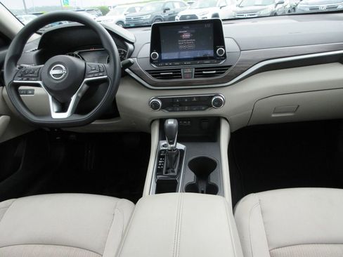 Used 2025 Nissan Altima 2.5 SV image 14