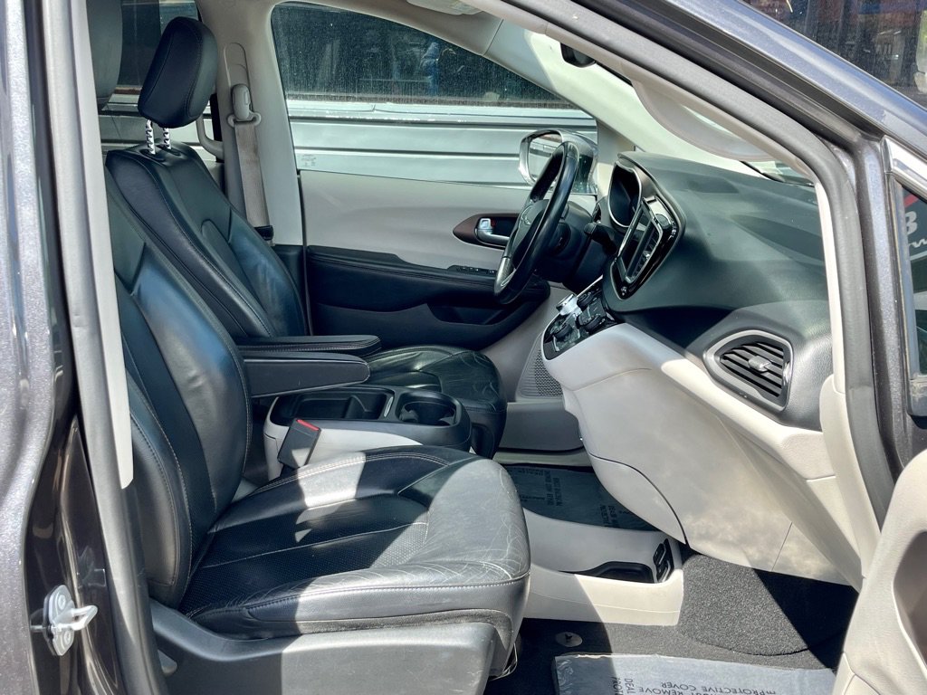 Used 2018 Chrysler Pacifica Touring-L FWD image 22