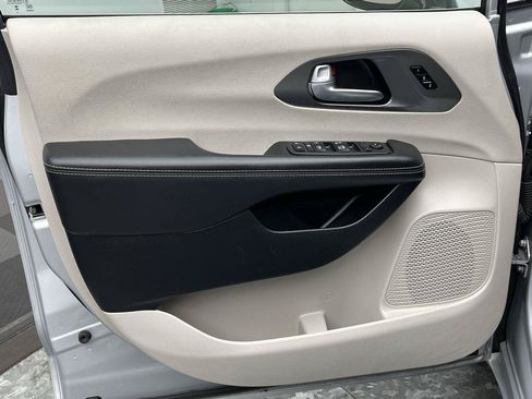 Used 2024 Chrysler Pacifica Touring-L FWD image 6