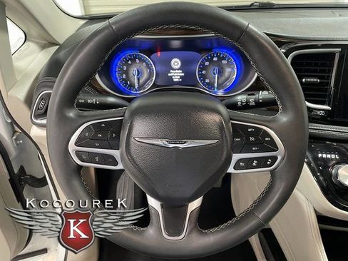Used 2023 Chrysler Pacifica Limited FWD image 14