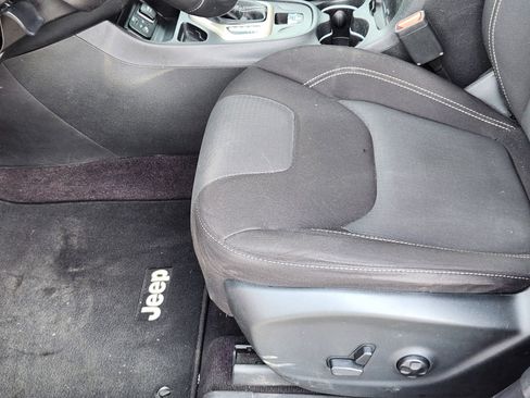 Used 2017 Jeep Cherokee Latitude w/ Safety/Convenience Group image 9