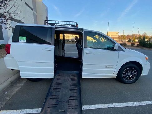 Used 2017 Dodge Grand Caravan SXT image 1