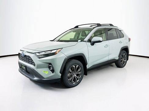 Used 2022 Toyota RAV4 XLE Premium image 3