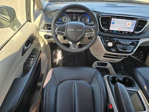 Used 2023 Chrysler Pacifica Touring-L FWD image 31