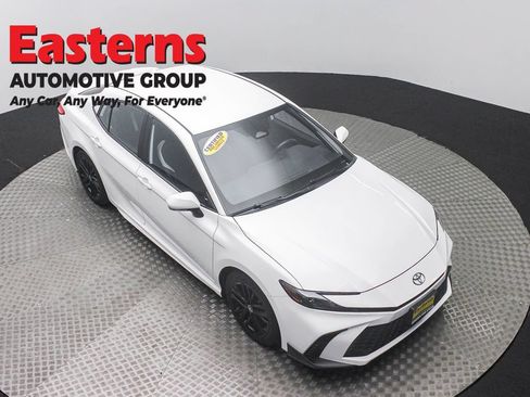 Used 2025 Toyota Camry SE FWD image 3