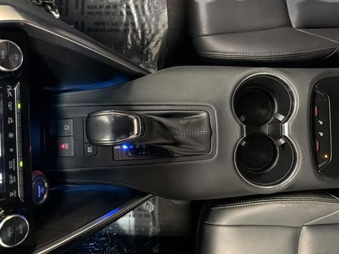 Used 2022 Toyota Venza XLE image 28