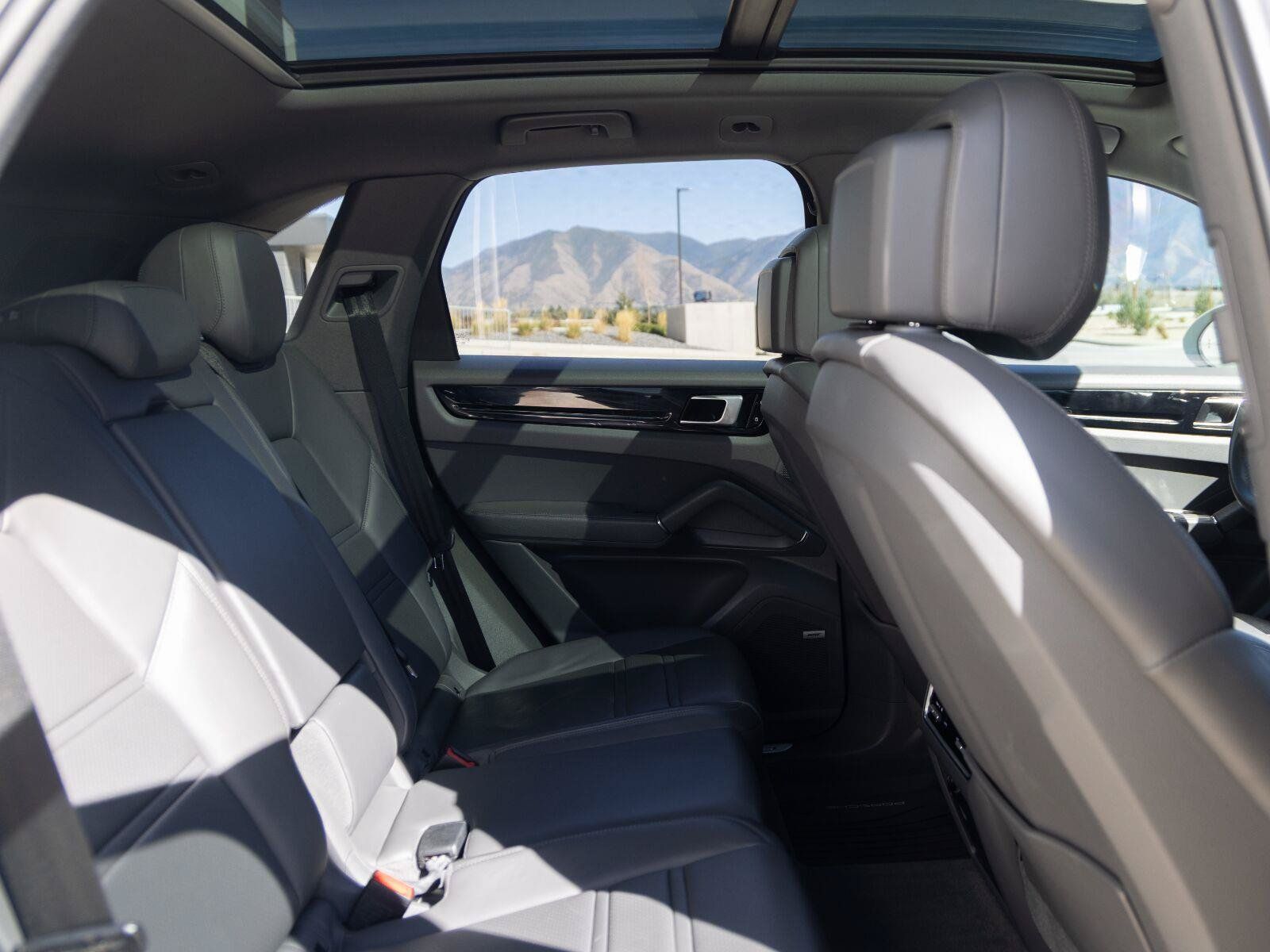 Used 2020 Porsche Cayenne AWD/4WD image 32