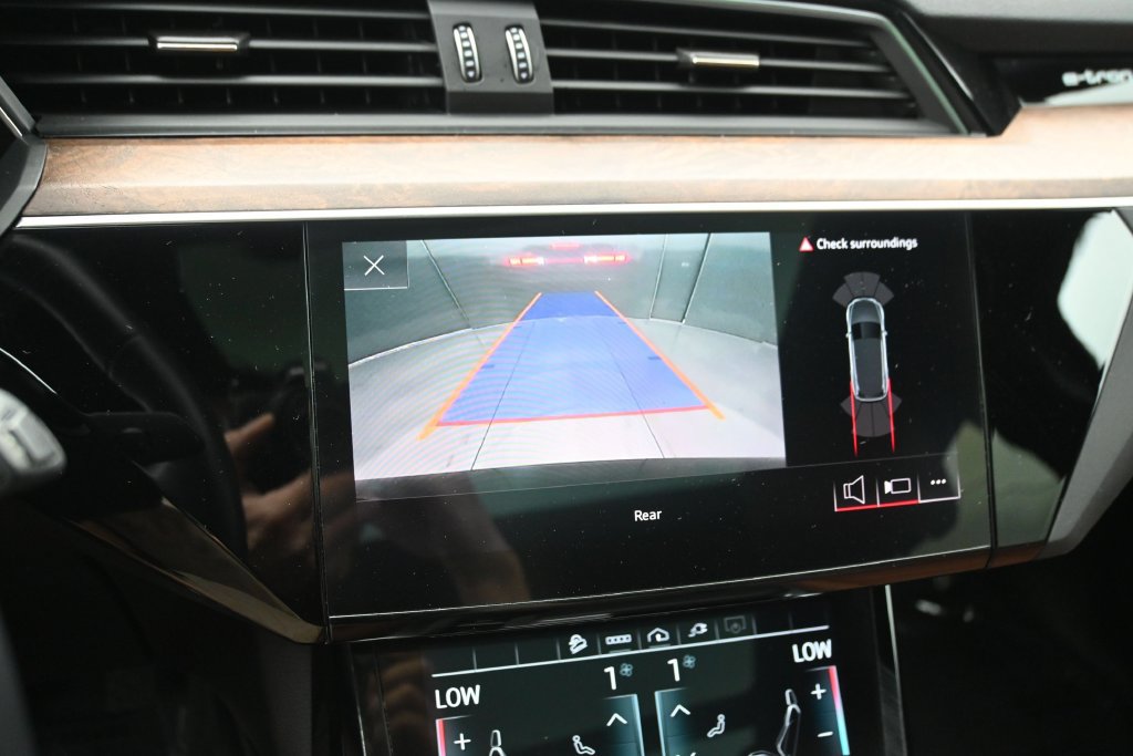 Used 2023 Audi e-tron Premium AWD/4WD image 23