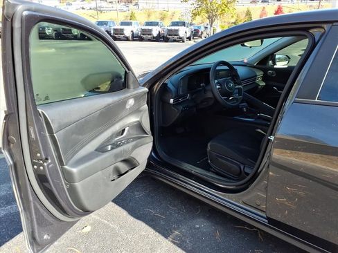 Used 2021 Hyundai Elantra SEL image 11