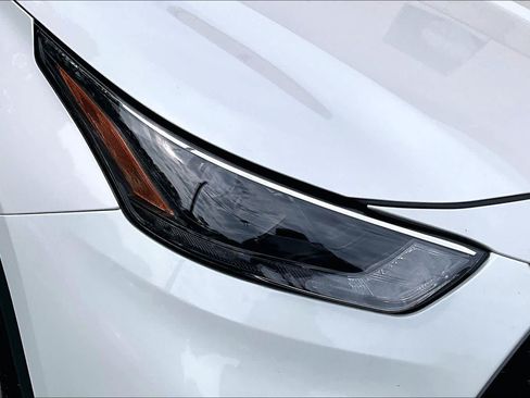 Used 2023 Toyota Highlander XLE FWD image 28