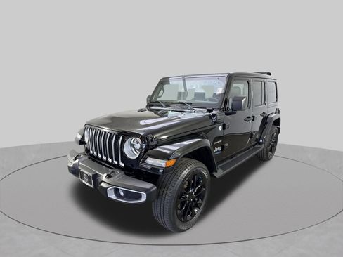 Used 2022 Jeep Wrangler Unlimited Sahara w/ Cold Weather Group AWD/4WD image 25