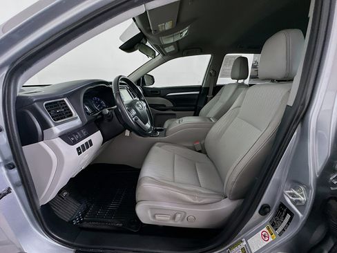 Used 2019 Toyota Highlander Plus AWD/4WD image 13
