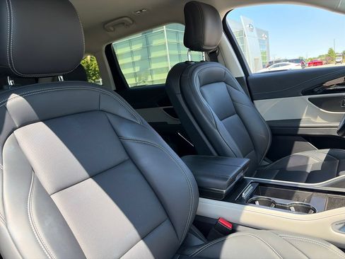 Used 2025 Lincoln Nautilus Premier AWD/4WD image 11