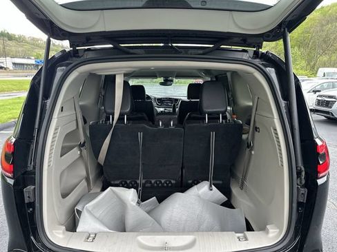 Used 2024 Chrysler Pacifica Touring-L FWD image 22