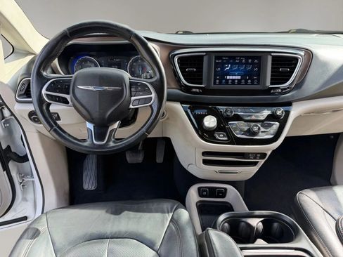 Used 2018 Chrysler Pacifica Touring-L FWD image 18