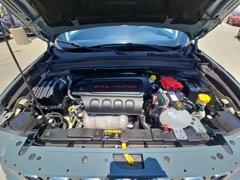Used 2018 Jeep Renegade Latitude w/ UConnect 8.4 Nav Group FWD image 30