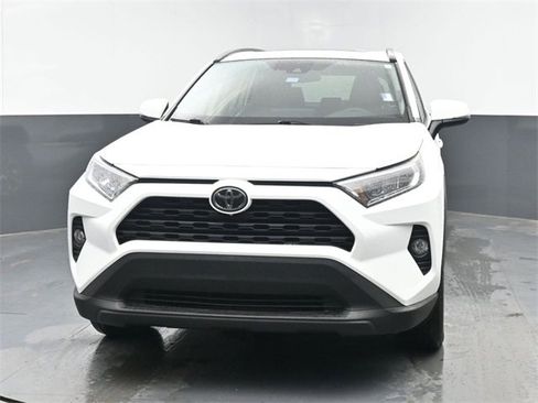 Used 2020 Toyota RAV4 XLE Premium image 5