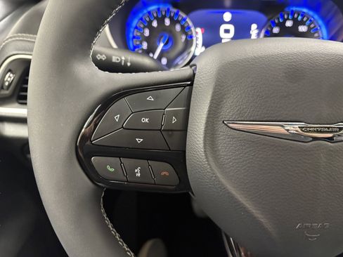 Used 2025 Chrysler Pacifica Limited image 33