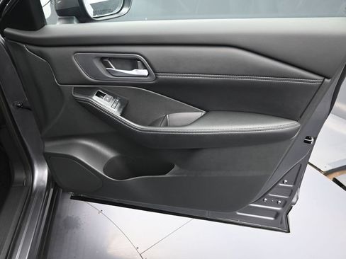 Used 2025 Nissan Rogue SL FWD image 36