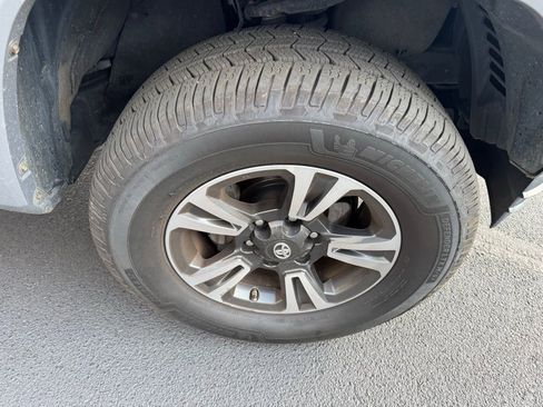 Used 2017 Toyota Tacoma TRD Sport image 19