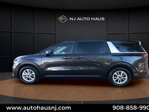 Used 2024 Kia Carnival LX FWD image 7