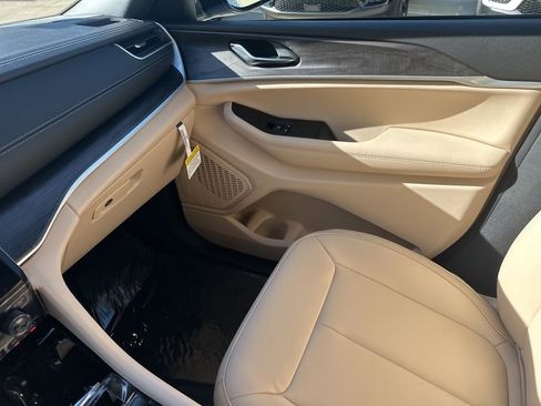 New 2025 Jeep Grand Cherokee Limited image 24