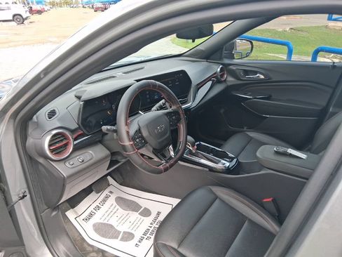 Used 2025 Chevrolet Trax RS w/ Sunroof Package FWD image 9