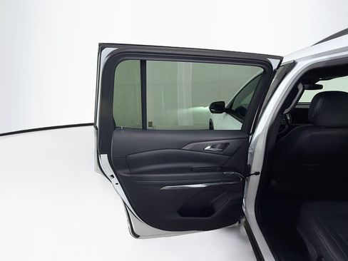 Used 2025 Chevrolet Traverse LT FWD image 26