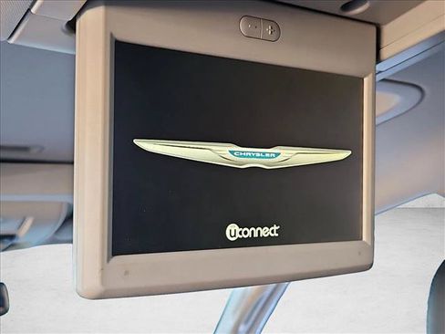Used 2016 Chrysler Town & Country Touring-L FWD image 16