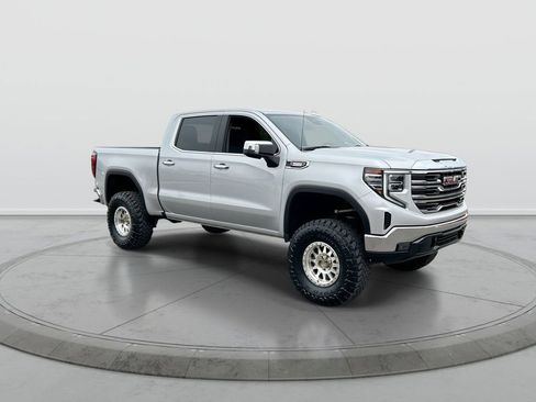 Used 2022 GMC Sierra 1500 SLT w/ X31 Off-Road Package AWD/4WD image 2