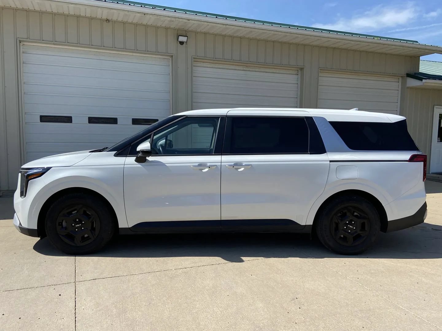 Used 2025 Kia Carnival FWD image 4