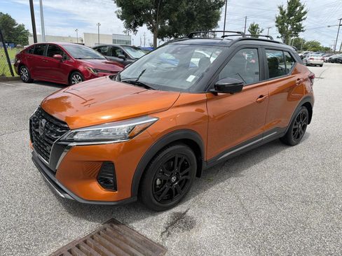 Used 2021 Nissan Kicks SR w/ SR Premium Package FWD image 3
