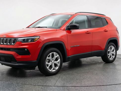 Used 2025 Jeep Compass Latitude image 3